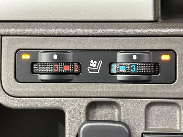 【シートベンチレーション】夏場は涼しい風でお尻や背中の熱やムレを防ぎ、冬はエアコンよりも早く温まってポカポカに!季節を問わず快適に過ごせます。