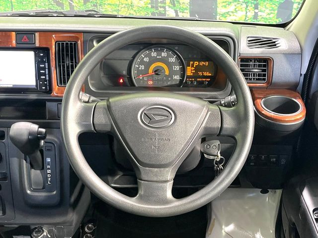 �C���e���A�ɍ��킹���f�U�C���̃X�e�A�����O�́A�^�]�������̂��Ƃ��l���A�^�]���₷���`��A�傫���ł��B�����x�A���ۂɐG���Ă��m���߂��������B