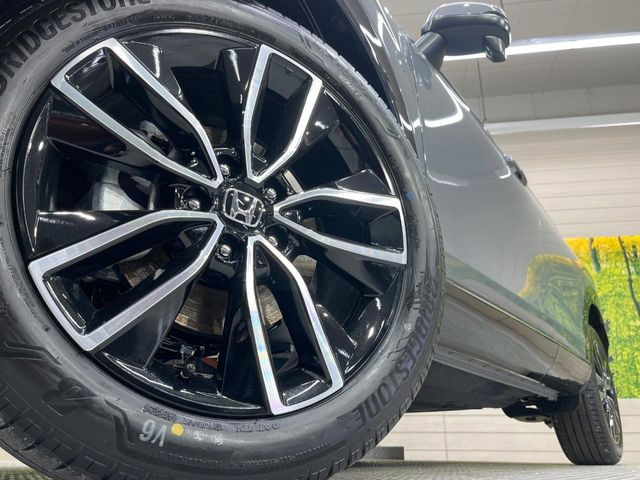 【純正アルミホイール】デザイン性の高い純正アルミホイールを装着しております。各種社外アルミホイールや、スタッドレスタイヤも取扱いしております。是非ご相談ください♪