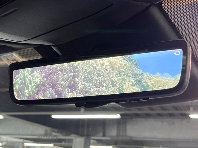 【デジタルインナーミラー】後席の大きな荷物や同乗者で後方が確認しづらい時でも安心!カメラが撮影した車両後方の映像をルームミラー内に表示。クリアな視界で状況の確認が可能です!