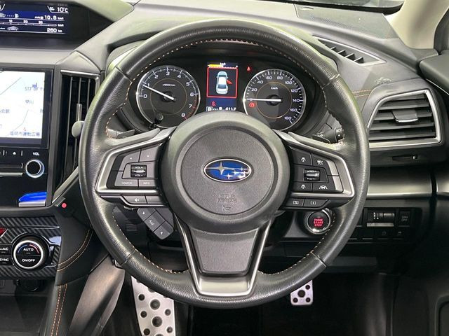 �C���e���A�ɍ��킹���f�U�C���̃X�e�A�����O�́A�^�]�������̂��Ƃ��l���A�^�]���₷���`��A�傫���ł��B�����x�A���ۂɐG���Ă��m���߂��������B