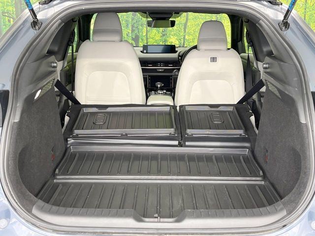 ���i�̂���������ʋ΁A���}���ɏ\���ȉ׎��X�y�[�X���m�ۂ��Ă���܂��B�Z�J���h�V�[�g��|���ƁA�傫�ȉו��̐ύڂ��\�ł���