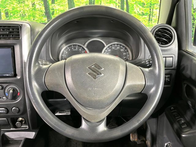 �C���e���A�ɍ��킹���f�U�C���̃X�e�A�����O�́A�^�]�������̂��Ƃ��l���A�^�]���₷���`��A�傫���ł��B�����x�A���ۂɐG���Ă��m���߂��������B