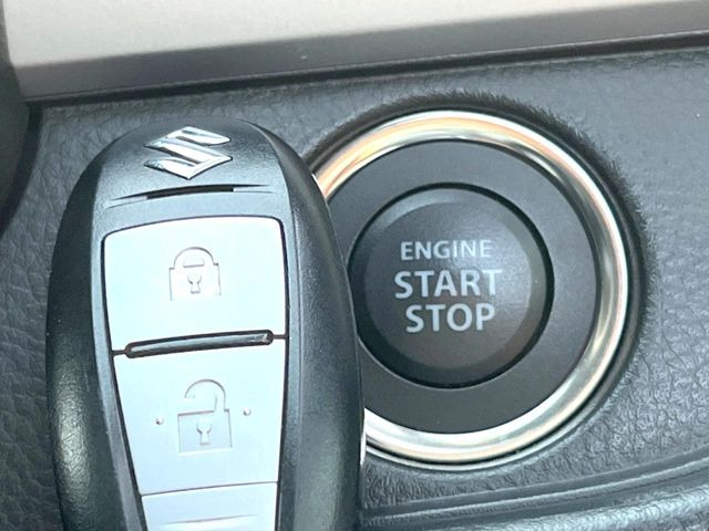 【スマートキー】カバンやポケットに入れたままでもドアの施錠・解錠が可能なスマートキーを装備。エンジンのオン・オフ時もカギを取り出す必要が無いからとっても便利です♪