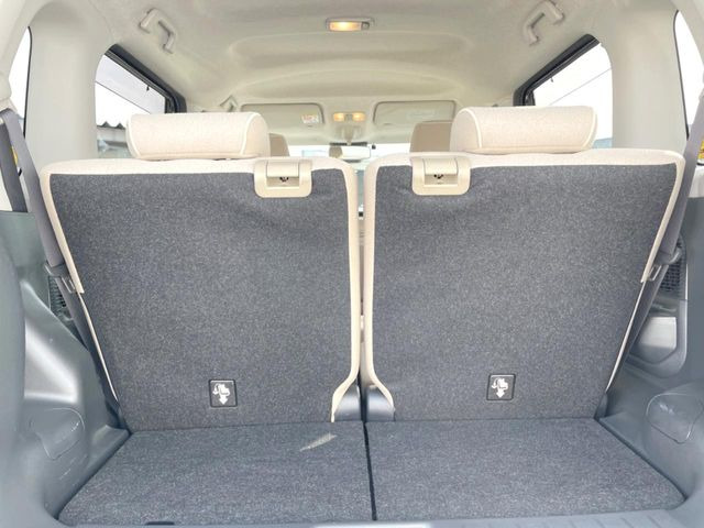 ���i�̂���������ʋ΁A���}���ɏ\���ȉ׎��X�y�[�X���m�ۂ��Ă���܂��B�Z�J���h�V�[�g��|���ƁA�傫�ȉו��̐ύڂ��\�ł���