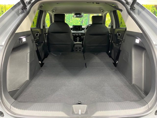 ラゲッジルームは、大容量のスペースを確保。普段のお買い物からレジャーまで、幅広く活躍してくれます!また、リアシートを倒すことでバリエーション豊かにお使いいただけます。