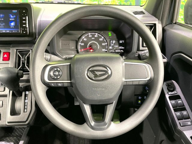 �C���e���A�ɍ��킹���f�U�C���̃X�e�A�����O�́A�^�]�������̂��Ƃ��l���A�^�]���₷���`��A�傫���ł��B�����x�A���ۂɐG���Ă��m���߂��������B