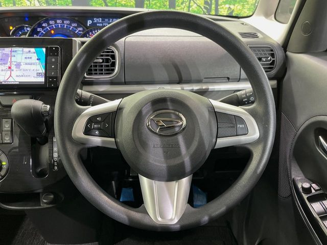 �C���e���A�ɍ��킹���f�U�C���̃X�e�A�����O�́A�^�]�������̂��Ƃ��l���A�^�]���₷���`��A�傫���ł��B�����x�A���ۂɐG���Ă��m���߂��������B