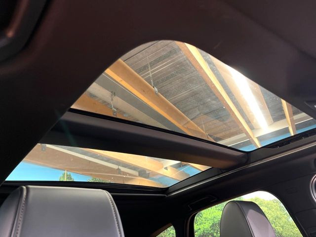 【大型サンルーフ】車内の解放感が一気に上がる大型のパノラマルーフ!季節を問わず開放的で快適なドライブをお楽しみいただけます。流通量も少なく希少価値の高い人気の装備です♪
