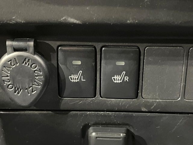 【シートヒーター】寒い日に重宝するシートヒーター!エアコンより早く温まってくれるので寒がりの人も安心ですね♪エアコンの温風は乾燥するから苦手、という方にもをおすすめです。