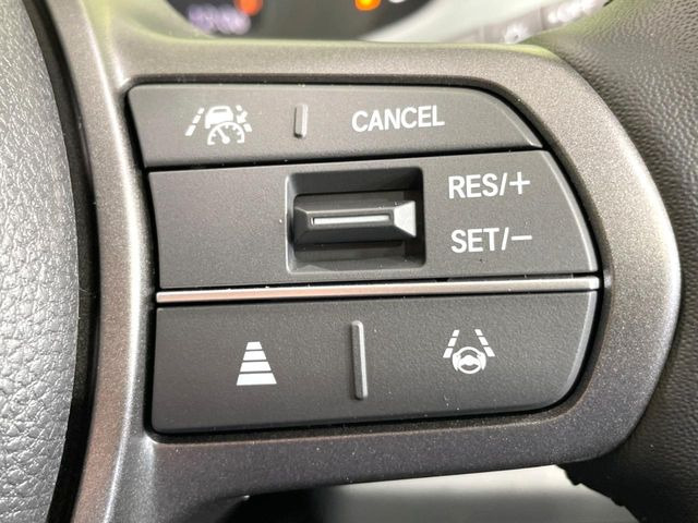 【アダプティブクルーズコントロール】高速道路での長距離走行が楽に!!自動で速度を保つクルーズコントロールが、衝突軽減システムと連携し、前方の車両を感知して車間を保つように速度調節してくれます!!