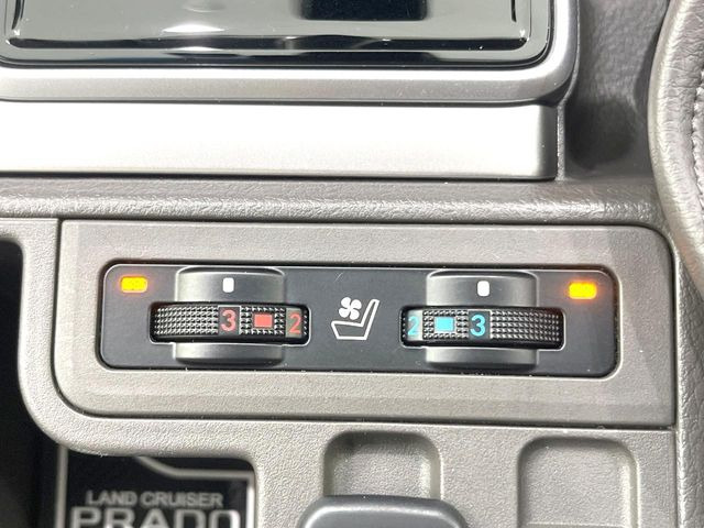 【シートベンチレーション】夏場は涼しい風でお尻や背中の熱やムレを防ぎ、冬はエアコンよりも早く温まってポカポカに!季節を問わず快適に過ごせます。