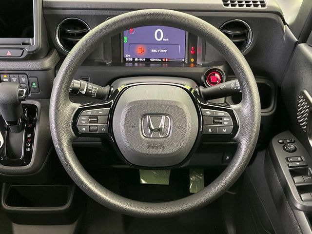 �C���e���A�ɍ��킹���f�U�C���̃X�e�A�����O�́A�^�]�������̂��Ƃ��l���A�^�]���₷���`��A�傫���ł��B�����x�A���ۂɐG���Ă��m���߂��������B