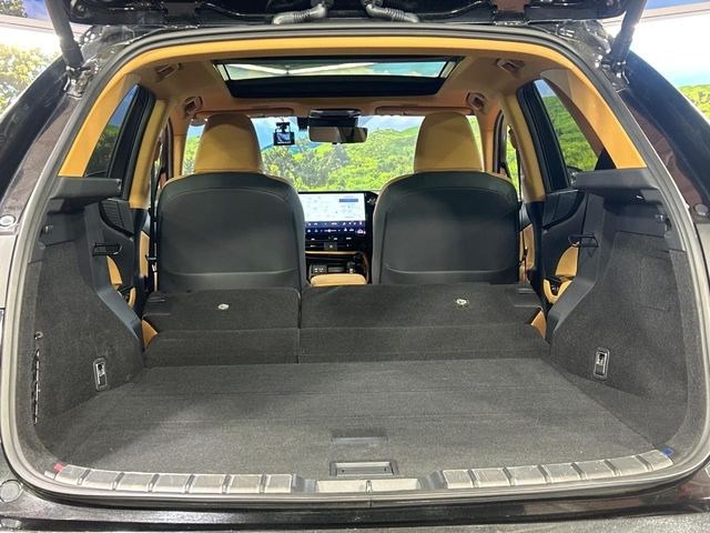 ���i�̂���������ʋ΁A���}���ɏ\���ȉ׎��X�y�[�X���m�ۂ��Ă���܂��B�Z�J���h�V�[�g��|���ƁA�傫�ȉו��̐ύڂ��\�ł���