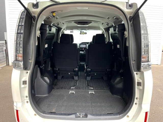 後席を格納すると、これだけの広さが!シーンに合わせたシートアレンジで、大きな荷物も積むことが出来ます♪