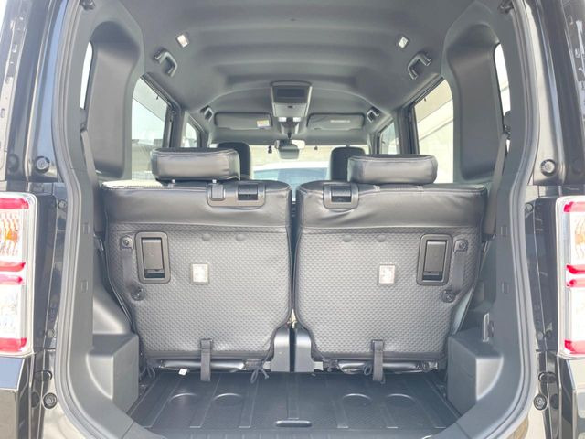 ���i�̂���������ʋ΁A���}���ɏ\���ȉ׎��X�y�[�X���m�ۂ��Ă���܂��B�Z�J���h�V�[�g��|���ƁA�傫�ȉו��̐ύڂ��\�ł���