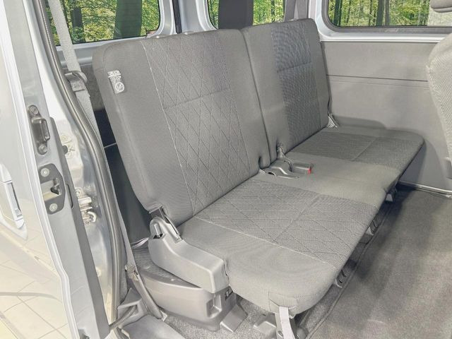 後部座席も気になるようなキズ・汚れやへたり等、大きなダメージはなく、良好な状態です。