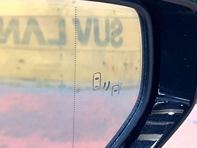 【ブラインドスポットモニター】走行中、ドアミラーの死角になりやすい箇所に後続車が接近するとサイドミラーのレンズに警告を表示!ドライバーに注意喚起をしてくれます。