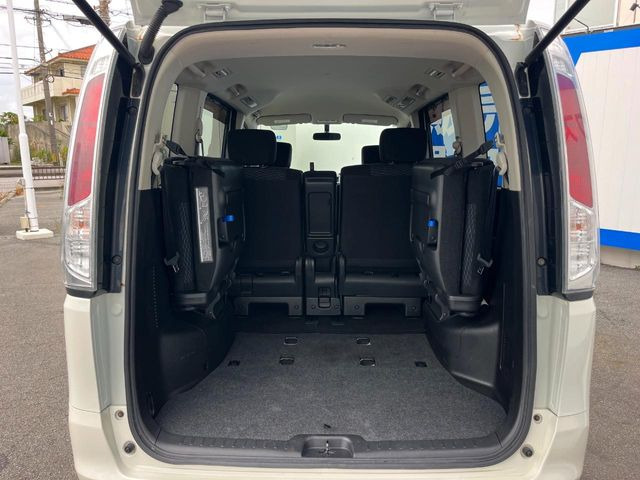 ���i�̂���������ʋ΁A���}���ɏ\���ȉ׎��X�y�[�X���m�ۂ��Ă���܂��B�Z�J���h�V�[�g��|���ƁA�傫�ȉו��̐ύڂ��\�ł���