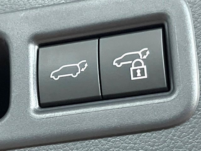 【パワーバックドア】スマートキーや運転席のボタンを押すだけでリアゲートが自動で開閉します!荷物を持っている時や、高い位置にあるバックドアを閉める際に便利な機能です♪