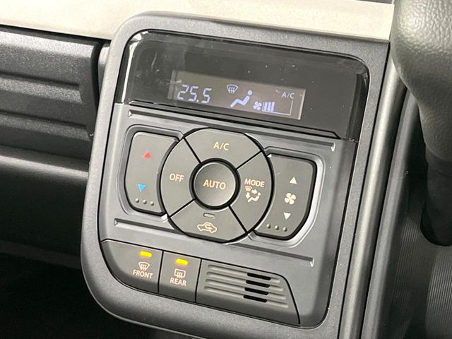 【オートエアコン】一度お好みの温度に設定すれば、車内の温度を検知し風量や温度を自動で調整。暑い&hellip;寒い&hellip;と何度もスイッチ操作をする必要はありません。快適な車内空間には必須の機能ですね♪