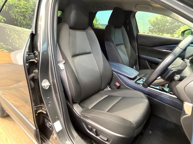 運転席シート廻りは使用感も少なく、良好な状態となっています。丁寧に使われていたことがよくわかりますね。