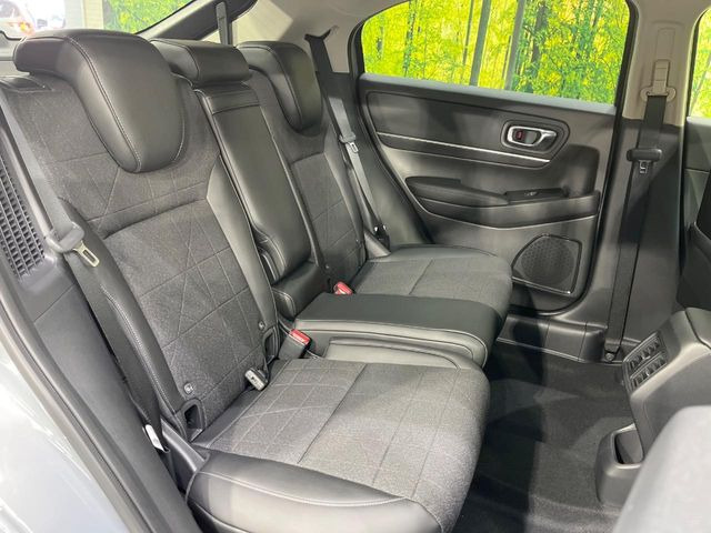 後部座席も気になるようなキズ・汚れやへたり等、大きなダメージはなく、良好な状態です。