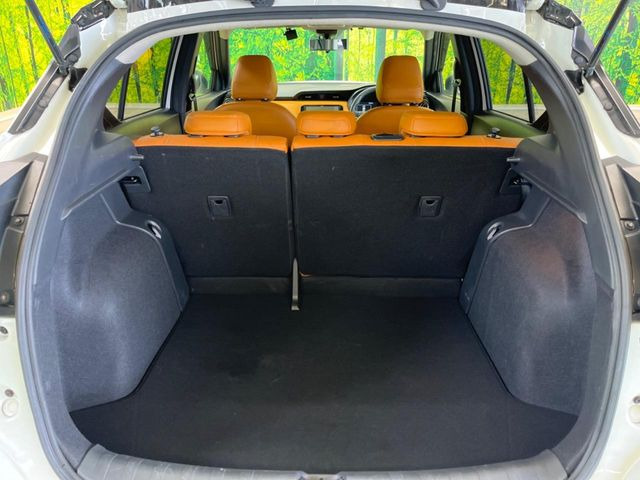 積み下ろしのしやすいデッキにはたっぷりと荷物を積み込んでいただけます。遊びから仕事まで、様々なシーンで頼れます♪