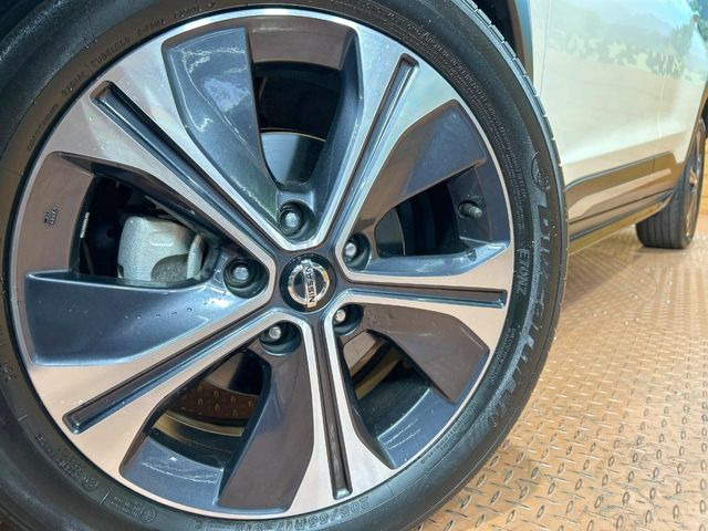 �y����17�C���`�A���~�z�C�[���z�O�ςɃ}�b�`���������A���~�z�C�[���𑕒����Ă���܂��B�e��ЊO�A���~�z�C�[����A�X�^�b�h���X�^�C�����戵�����Ă���܂��B���񂲑��k����������