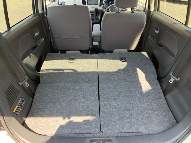 ���i�̂���������ʋ΁A���}���ɏ\���ȉ׎��X�y�[�X���m�ۂ��Ă���܂��B�Z�J���h�V�[�g��|���ƁA�傫�ȉו��̐ύڂ��\�ł���