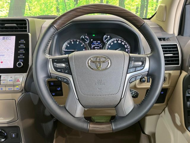 【ウッドコンビステアリング】高級感ある木目調パーツを採用した手に良く馴染むコンビハンドル。運転席廻りの雰囲気も一気に豪華になります!