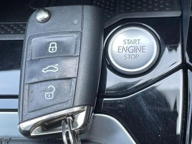 ●スマートエントリー:鍵を持っているだけで、ドアロック解除・施錠からエンジンスタートまで操作できる便利な機能です!
