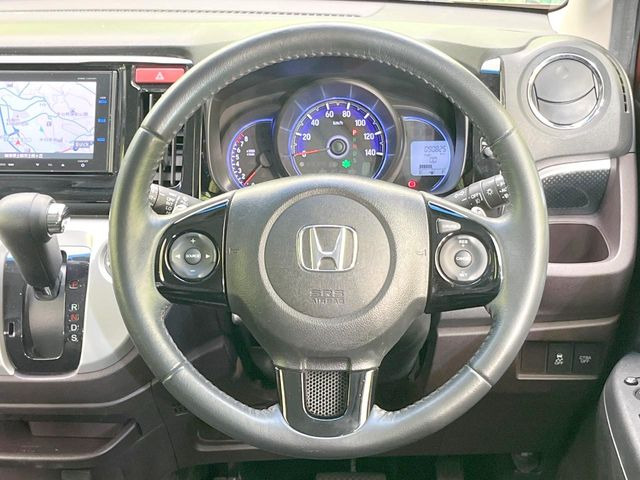 �C���e���A�ɍ��킹���f�U�C���̃X�e�A�����O�́A�^�]�������̂��Ƃ��l���A�^�]���₷���`��A�傫���ł��B�����x�A���ۂɐG���Ă��m���߂��������B