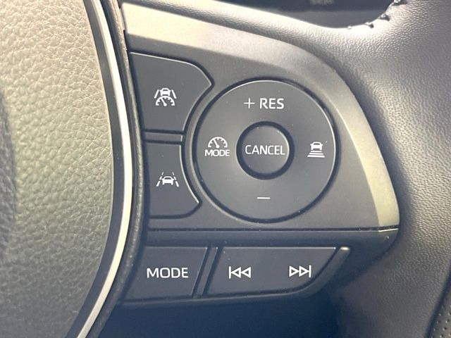 【レーダークルーズコントロール】高速道路での長距離走行が楽に!!自動で速度を保つクルーズコントロールが、衝突軽減システムと連携し、前方の車両を感知して車間を保つように速度調節してくれます!!