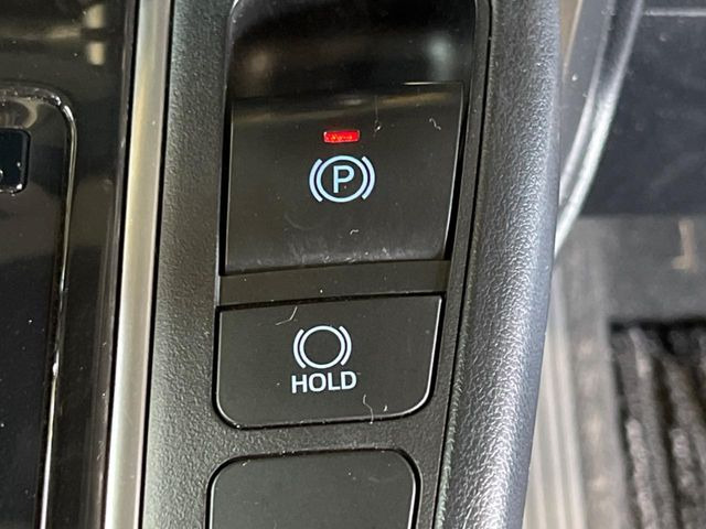 �y�I�[�g�u���[�L�z�[���h�z�M���҂���a�؂Œ�Ԏ��Ƀu���[�L���瑫�𗣂��Ă��A��~��Ԃ�ێ����Ă���܂��B�O�i����Ƃ��̓A�N�Z���𓥂߂Ύ����ŉ��������̂ň��S��X���^�]���y�ɂȂ�܂���