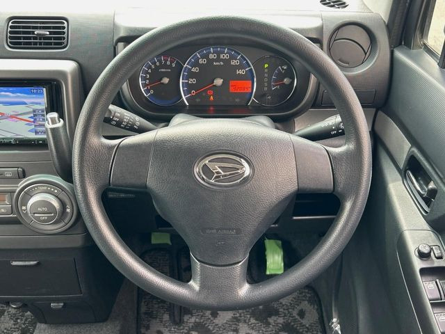 �C���e���A�ɍ��킹���f�U�C���̃X�e�A�����O�́A�^�]�������̂��Ƃ��l���A�^�]���₷���`��A�傫���ł��B�����x�A���ۂɐG���Ă��m���߂��������B