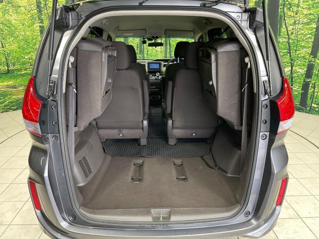 ���i�̂���������ʋ΁A���}���ɏ\���ȉ׎��X�y�[�X���m�ۂ��Ă���܂��B�Z�J���h�V�[�g��|���ƁA�傫�ȉו��̐ύڂ��\�ł���