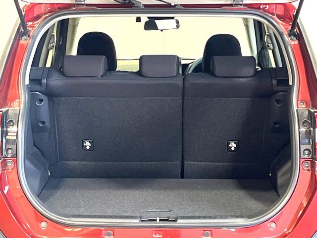 ���i�̂���������ʋ΁A���}���ɏ\���ȉ׎��X�y�[�X���m�ۂ��Ă���܂��B�Z�J���h�V�[�g��|���ƁA�傫�ȉו��̐ύڂ��\�ł���