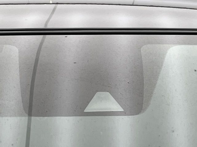 【インテリジェントエマージェンシーブレーキ】フロントカメラで前方の車両や歩行者を検知。衝突しそうな時は衝突被害軽減ブレーキが作動、衝突回避をサポート。より安全にドライブをお楽しみいただけます。