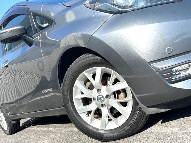 �y����15�C���`�A���~�z�C�[���z�O�ςɃ}�b�`���������A���~�z�C�[���𑕒����Ă���܂��B�e��ЊO�A���~�z�C�[����A�X�^�b�h���X�^�C�����戵�����Ă���܂��B���񂲑��k����������