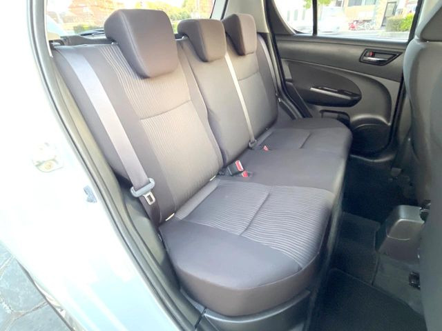 後部座席も気になるようなキズ・汚れやへたり等、大きなダメージはなく、良好な状態です。