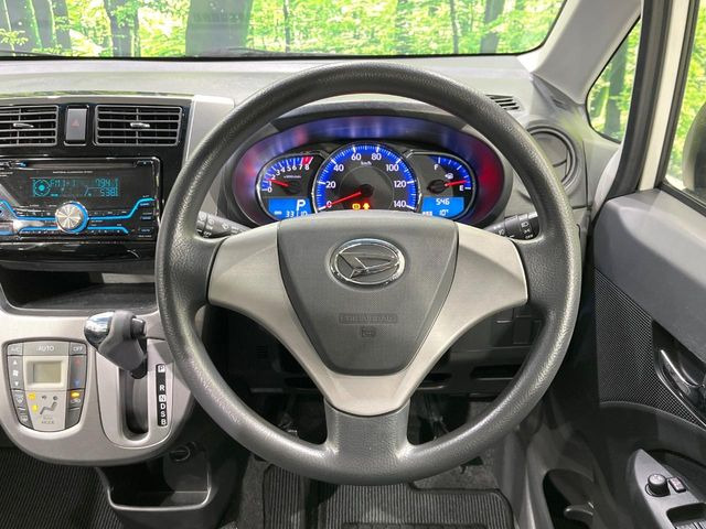 �C���e���A�ɍ��킹���f�U�C���̃X�e�A�����O�́A�^�]�������̂��Ƃ��l���A�^�]���₷���`��A�傫���ł��B�����x�A���ۂɐG���Ă��m���߂��������B