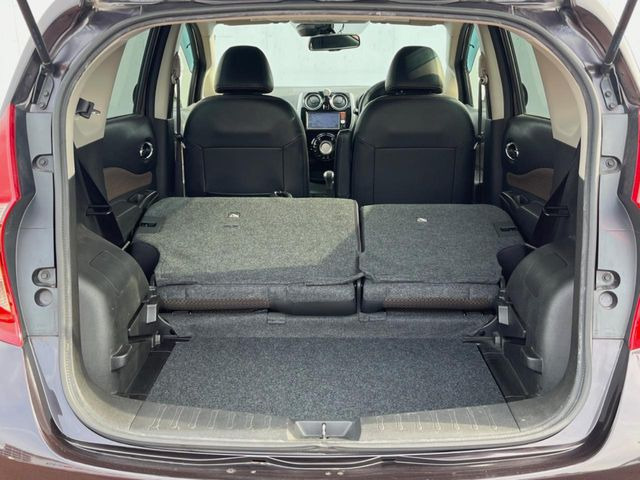 ���i�̂���������ʋ΁A���}���ɏ\���ȉ׎��X�y�[�X���m�ۂ��Ă���܂��B�Z�J���h�V�[�g��|���ƁA�傫�ȉו��̐ύڂ��\�ł���