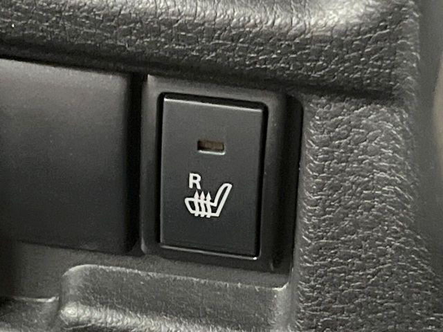 【シートヒーター】寒い日に重宝するシートヒーター!エアコンより早く温まってくれるので寒がりの人も安心ですね♪エアコンの温風は乾燥するから苦手、という方にもをおすすめです。