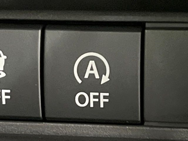 【アイドリングストップ】赤信号や渋滞で停車した際にエンジンを停止し、無駄な燃料の消費を抑えます。燃費向上や環境保護につなげる機能♪エンジンはブレーキを離せば再始動します。