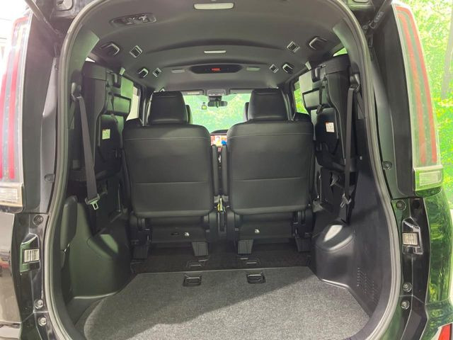 ���i�̂���������ʋ΁A���}���ɏ\���ȉ׎��X�y�[�X���m�ۂ��Ă���܂��B�Z�J���h�V�[�g��|���ƁA�傫�ȉו��̐ύڂ��\�ł���