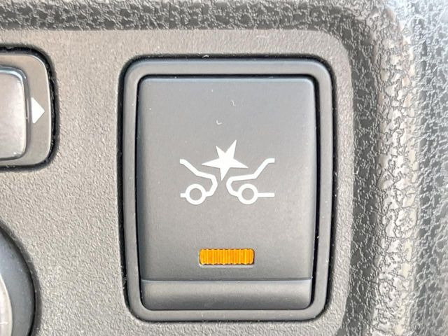 【エマージェンシーブレーキ】走行中に前方の車両等を認識し、衝突しそうな時は警報とブレーキで衝突回避と被害軽減をアシスト。より安全にドライブをお楽しみいただけます。