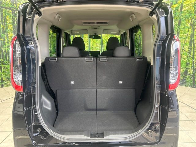 ���i�̂���������ʋ΁A���}���ɏ\���ȉ׎��X�y�[�X���m�ۂ��Ă���܂��B�Z�J���h�V�[�g��|���ƁA�傫�ȉו��̐ύڂ��\�ł���