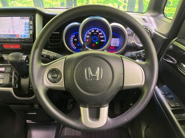 �C���e���A�ɍ��킹���f�U�C���̃X�e�A�����O�́A�^�]�������̂��Ƃ��l���A�^�]���₷���`��A�傫���ł��B�����x�A���ۂɐG���Ă��m���߂��������B