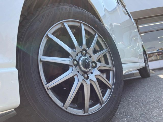 �y14�C���`�A���~�z�C�[���z�O�ςɃ}�b�`�����A���~�z�C�[���𑕒����Ă���܂��B�e��A���~�z�C�[����A�X�^�b�h���X�^�C�����戵�����Ă���܂��B���񂲑��k����������